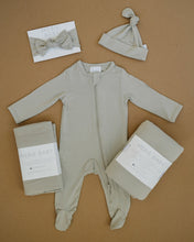 Load image into Gallery viewer, Oatmeal Bamboo Footed Zipper
