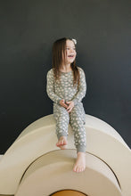 Load image into Gallery viewer, Light Green Daisy Bamboo Cozy Set

