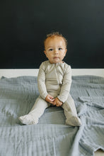 Load image into Gallery viewer, Oatmeal Bamboo Footed Zipper
